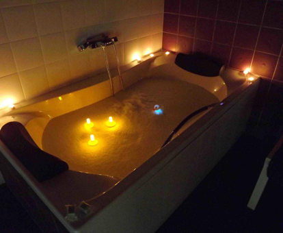 Foto de la bañera de hidromasaje con velas aromáticas que se encuentra en la casa Loboratorio Rural-Cuenta hasta 3