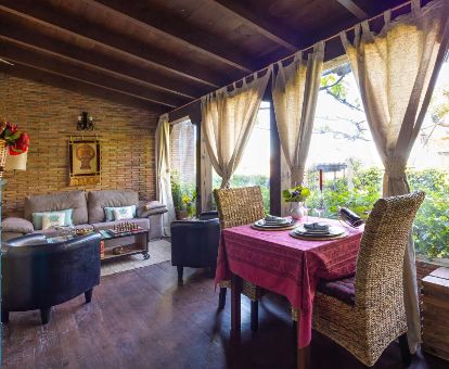 Luminosa zona de estar con amplios ventanales y vistas al jardín de esta coqueta casa independiente.