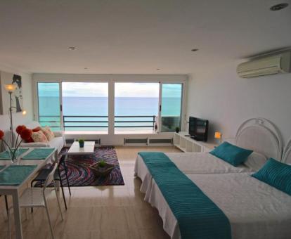 Foto de las instalaciones de este apartamento con vistas al mar.