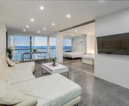 Foto de las instalaciones de este apartamento con vistas al mar.