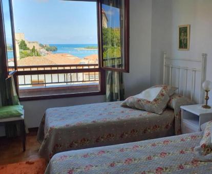 Foto de una de las habitaciones con vistas al mar del apartamento ático.