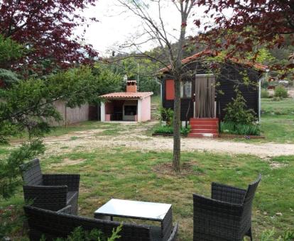 Foto de esta bonita casa de madera con jardín privado y vistas a las montañas.