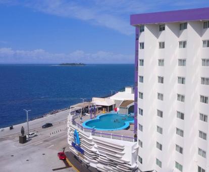 Foto de las instalaciones de este hotel frente al mar.