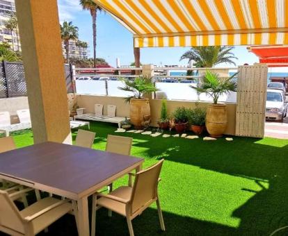 Foto de la terraza privada con mobiliario exterior y vistas al mar de uno de los apartamentos.