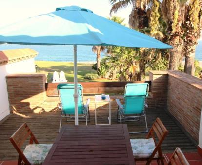 Foto de la terraza con comedor exterior y vistas al mar de esta preciosa villa.