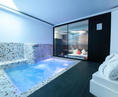 Foto de la piscina privada con hidroterapia de una de las habitaciones.