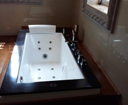 Foto de la bañera de hidromasaje privada de una de las habitaciones del hotel.