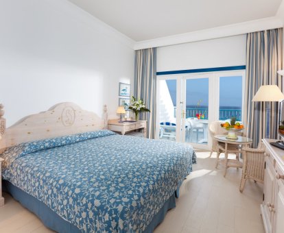 Foto de una de las alegres habitaciones con terraza privada y vistas al mar.