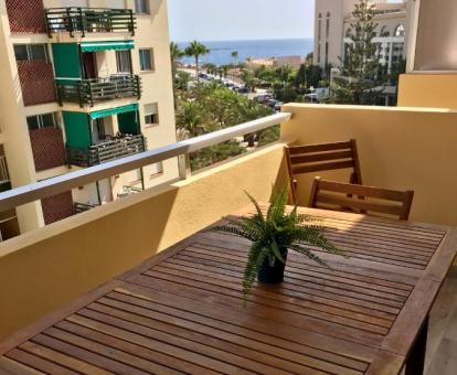 Foto de la terraza con comedor exterior y vistas al mar del apartamento.