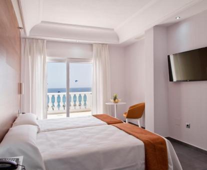  Foto de una de las habitaciones con terraza y vistas al mar de este hotel.