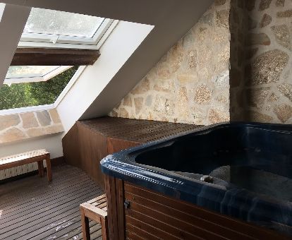 Acogedor espacio de bienestar con un gran jacuzzi de este alojamiento ideal para parejas.