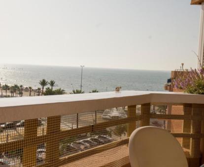 Foto del balcón amueblado de este apartamento con vistas al mar.