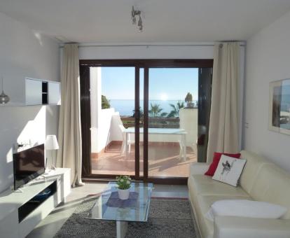 Foto de las instalaciones de este hotel con vistas al mar.