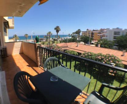 Foto de una de las terrazas privadas con vistas al mar de este hotel.