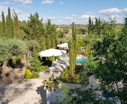 Zonas exteriores con piscina y vegetación de este agradable hotel romántico solo para adultos.