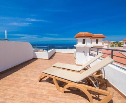 Foto de la terraza solarium con vistas al mar de uno de los apartamentos del complejo.