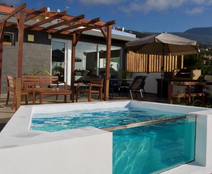 Foto de la terraza amueblada y la piscina privada de esta bonita casa independiente.