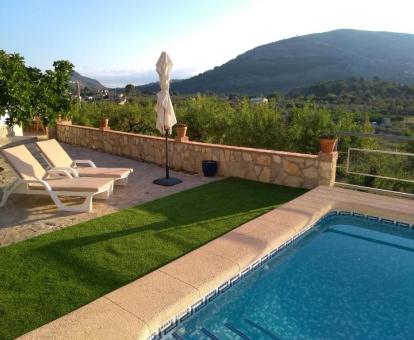 Foto de la zona exterior con vistas a la naturaleza y piscina privada de esta casa.