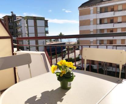 Foto de las instalaciones de este hotel con vistas al mar.