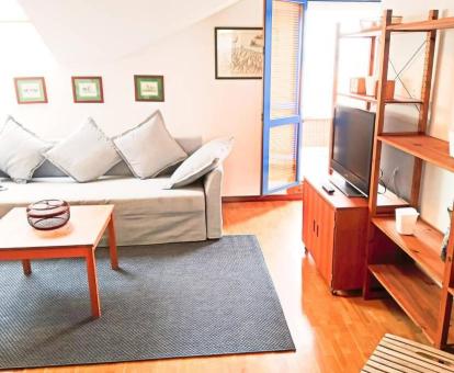 Foto de la sala de estar de este acogedor apartamento con vistas al mar.