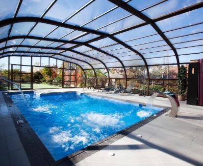 Agradable espacio de bienestar con piscina de hidroterapia y vistas de este hotel romántico.