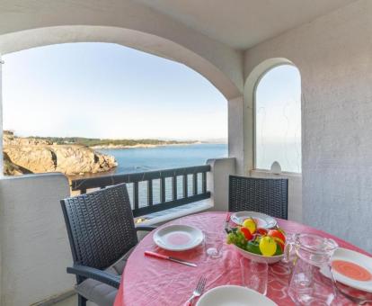 Foto de las instalaciones de este hotel con vistas al mar.