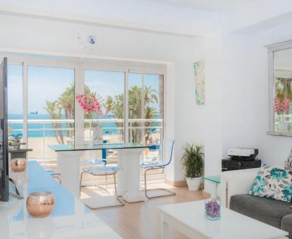 Foto del interior de este luminoso apartamento con vistas al mar.