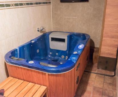 Amplio jacuzzi privado de la suite confort de este hotel rural.