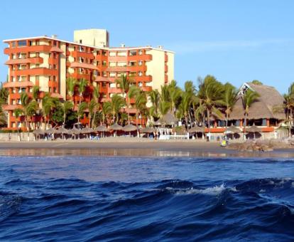 Foto de las instalaciones de este hotel frente al mar.