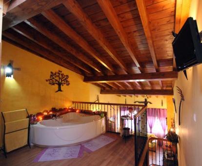 Foto del interior de esta bonita casa rural con bañera de hidromasajes privada.