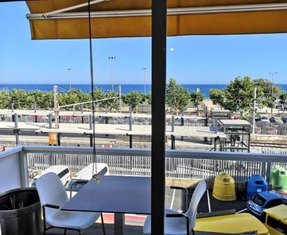 Foto de las instalaciones de este hotel con vistas al mar.