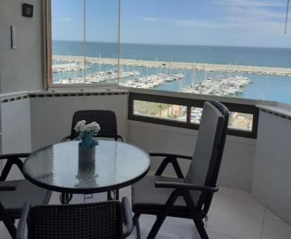 Foto del balcón acristalado con espectaculares vistas al mar de este apartamento.