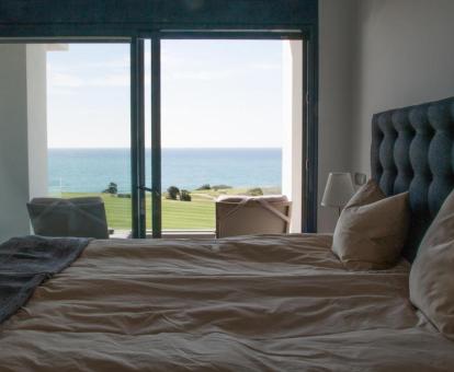 Foto de las vistas al mar desde uno de los dormitorios del apartamento.