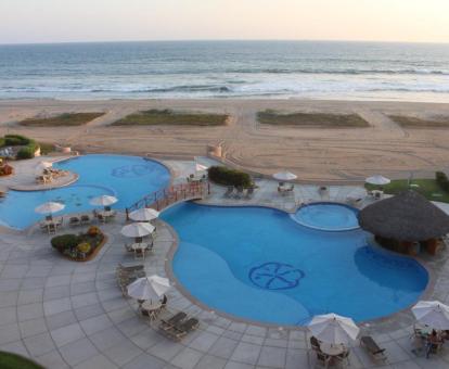 Foto de las instalaciones de este hotel frente al mar.