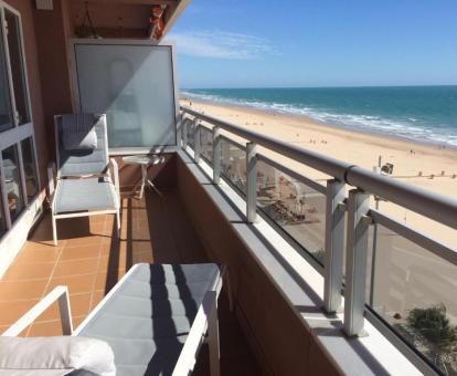 Foto de una de las terrazas con mobiliario exterior y vistas al mar de este apartamento.