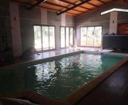 Foto de la piscina cubierta disponible todo el año de esta casa rural.