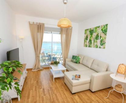 Foto de las vistas al mar desde el interior de este precioso apartamento con balcón.