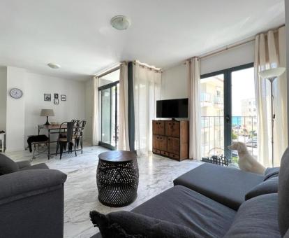 Foto de las instalaciones de este hotel con vistas al mar.