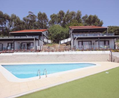 Foto de la piscina al aire libre rodeada de jardín disponible todo el año de este establecimiento.