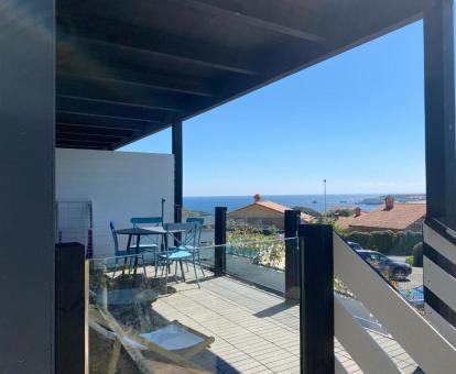 Foto de la terraza amueblada con vistas al mar del estudio.