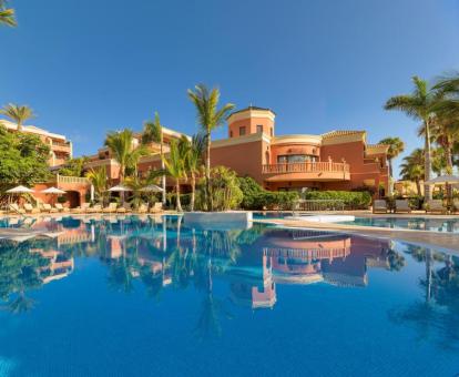 Foto de este precioso hotel con vistas al mar, a los campos de golf y a la isla de La Gomera.
