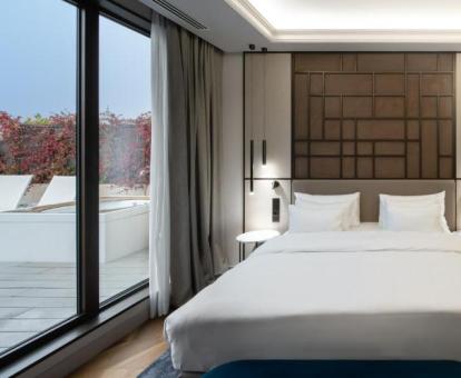 Preciosa habitación premium collection con terraza y jacuzzi privado en el exterior.