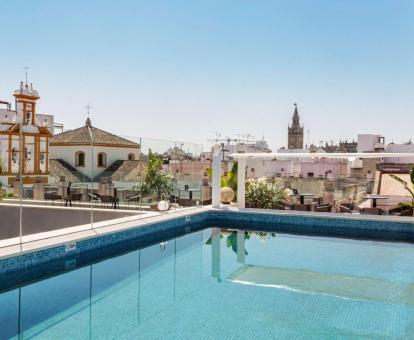 Foto de la piscina al aire libre disponible todo el año de este fabuloso hotel.