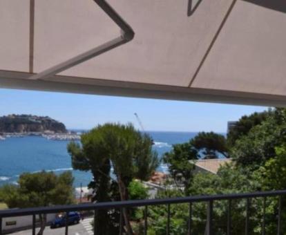 Foto de las instalaciones de este hotel con vistas al mar.