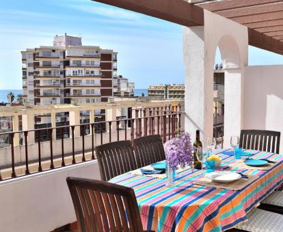 Foto de la terraza amueblada con vistas al mar del apartamento.