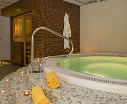 Foto del spa con iluminación ambiental y chorros de agua del hotel solo para adultos Magnolia Hotel de Tarragona