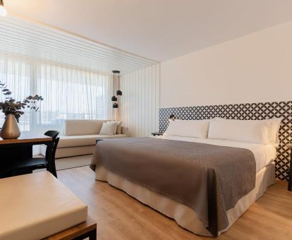 Una de las coquetas habitaciones de estilo moderno de este romántico hotel solo para adultos.