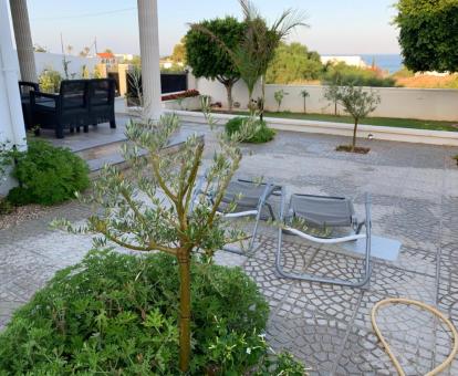 Foto de las instalaciones de este hotel con vistas al mar.