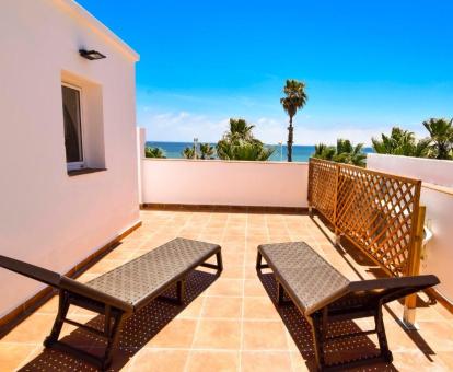 Foto de la terraza solarium con vistas al mar de uno de los apartamentos.