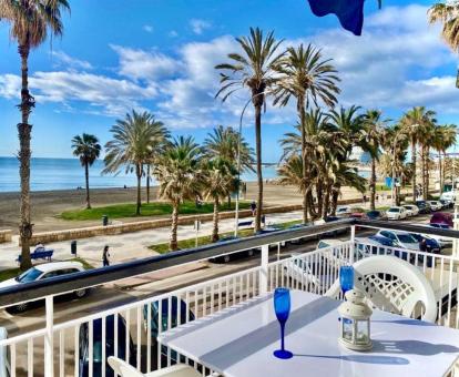 Foto de la terraza con comedor exterior y vistas al mar de este apartamento.